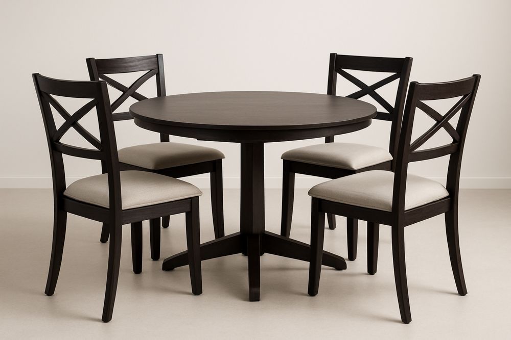 Rundt spisebord og 4 stole i træ med polstrede sæder-Decosuave