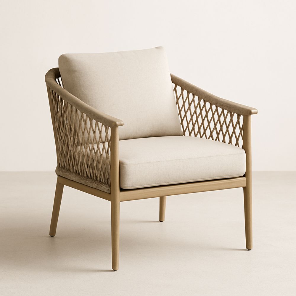 Lænestol med beige hynder og flettet ryglæn-decovivapt