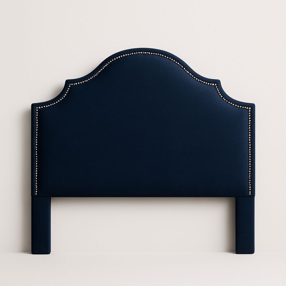 Polstret sengegavl i mørkeblå velour med sømbeslag-decovivapt