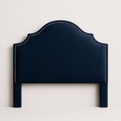 Polstret sengegavl i mørkeblå velour med sømbeslag-decovivapt