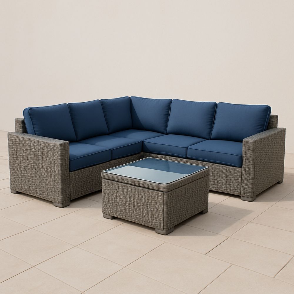 Udendørs hjørnesofa sæt i polyrattan med blå polyesterpuder og hærdet glasbord-decovivapt