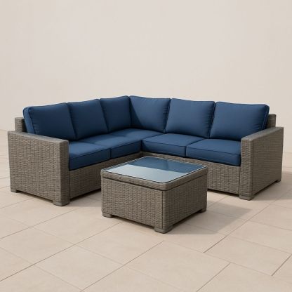 Udendørs hjørnesofa sæt i polyrattan med blå polyesterpuder og hærdet glasbord-decovivapt