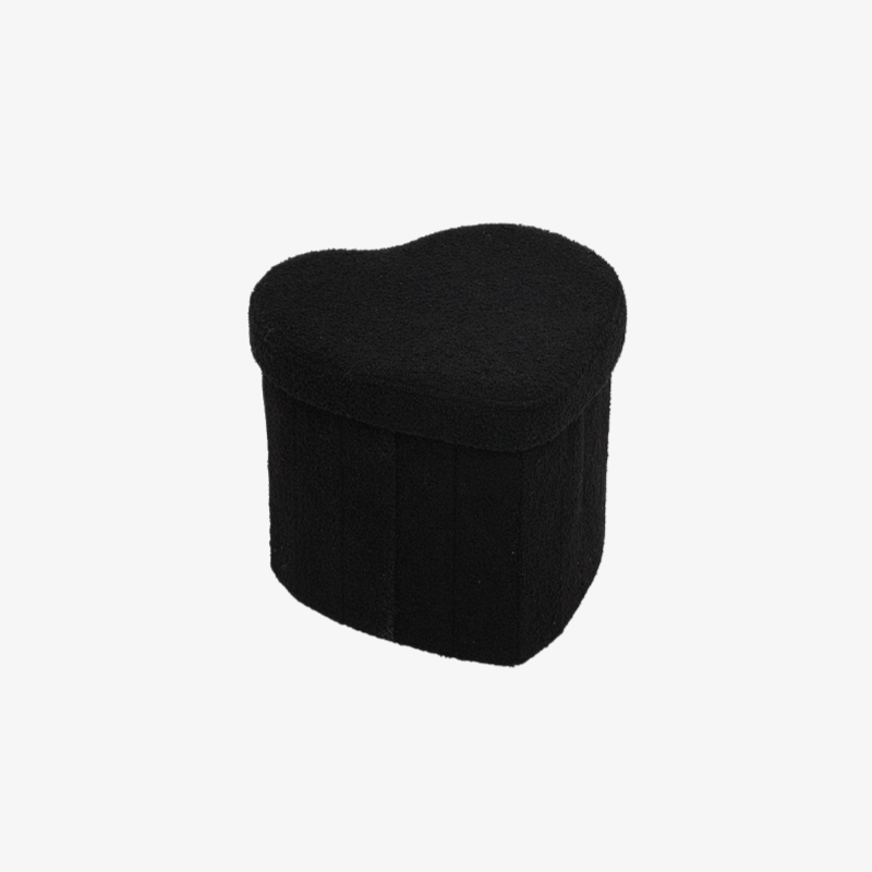Herzförmiger Aufbewahrungshocker aus Teddy-Samt auf Sofa