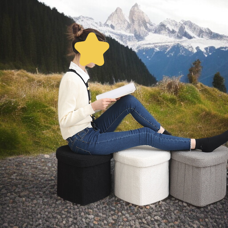 Weicher Teddy-Samthocker als stilvolle Wohnzimmerdeko