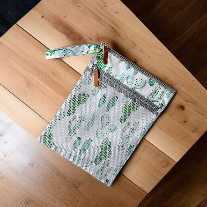 Tragbare Windeltasche am Kinderwagen befestigt