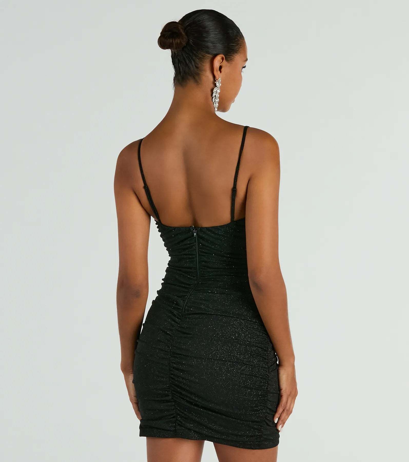 Own every entrance in the Elsa Glitter V-Neck Party Dress, a black party dress perfect for milestone birthdays and grad parties, or dancing through NYE nights and unforgettable bachelorette celebrations.