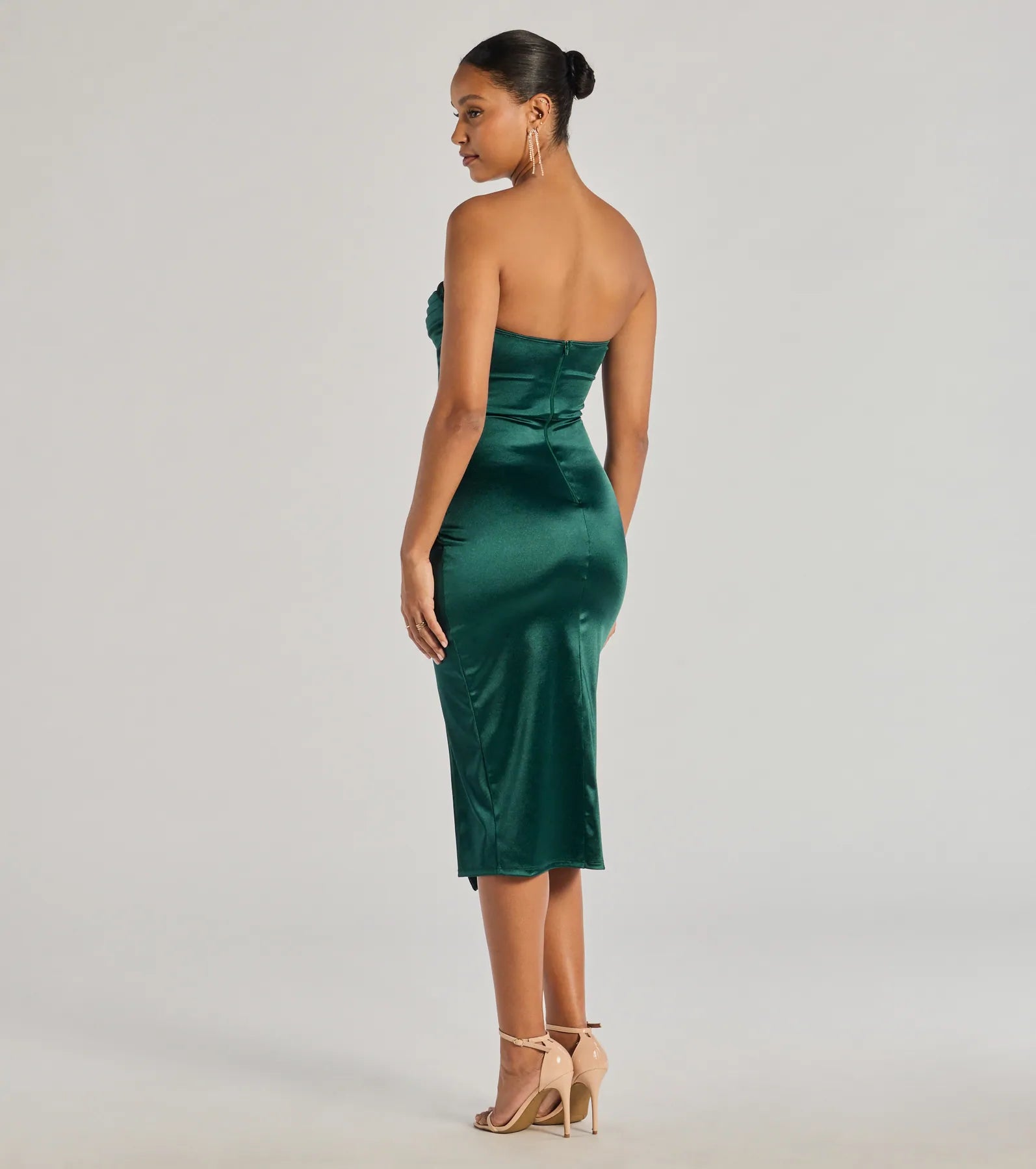 The Kaleen Sleeveless Satin Wrap Midi Dress in hunter is a stunning green homecoming dress designed to capture attention with its fresh or bold color and effortlessly stylish silhouette.