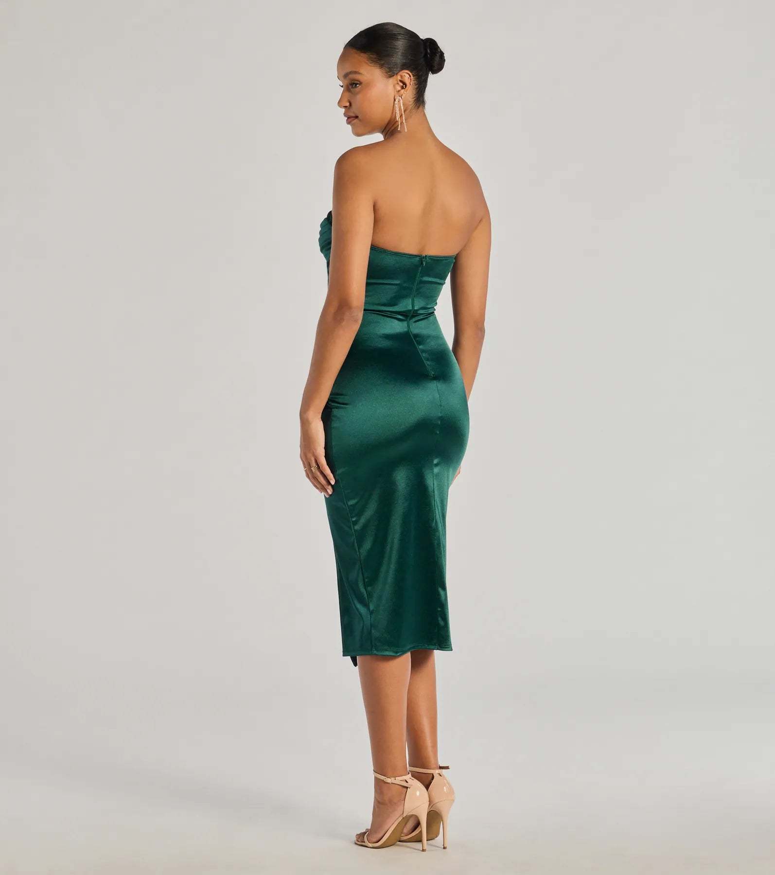 The Kaleen Sleeveless Satin Wrap Midi Dress in hunter is a stunning green homecoming dress designed to capture attention with its fresh or bold color and effortlessly stylish silhouette.