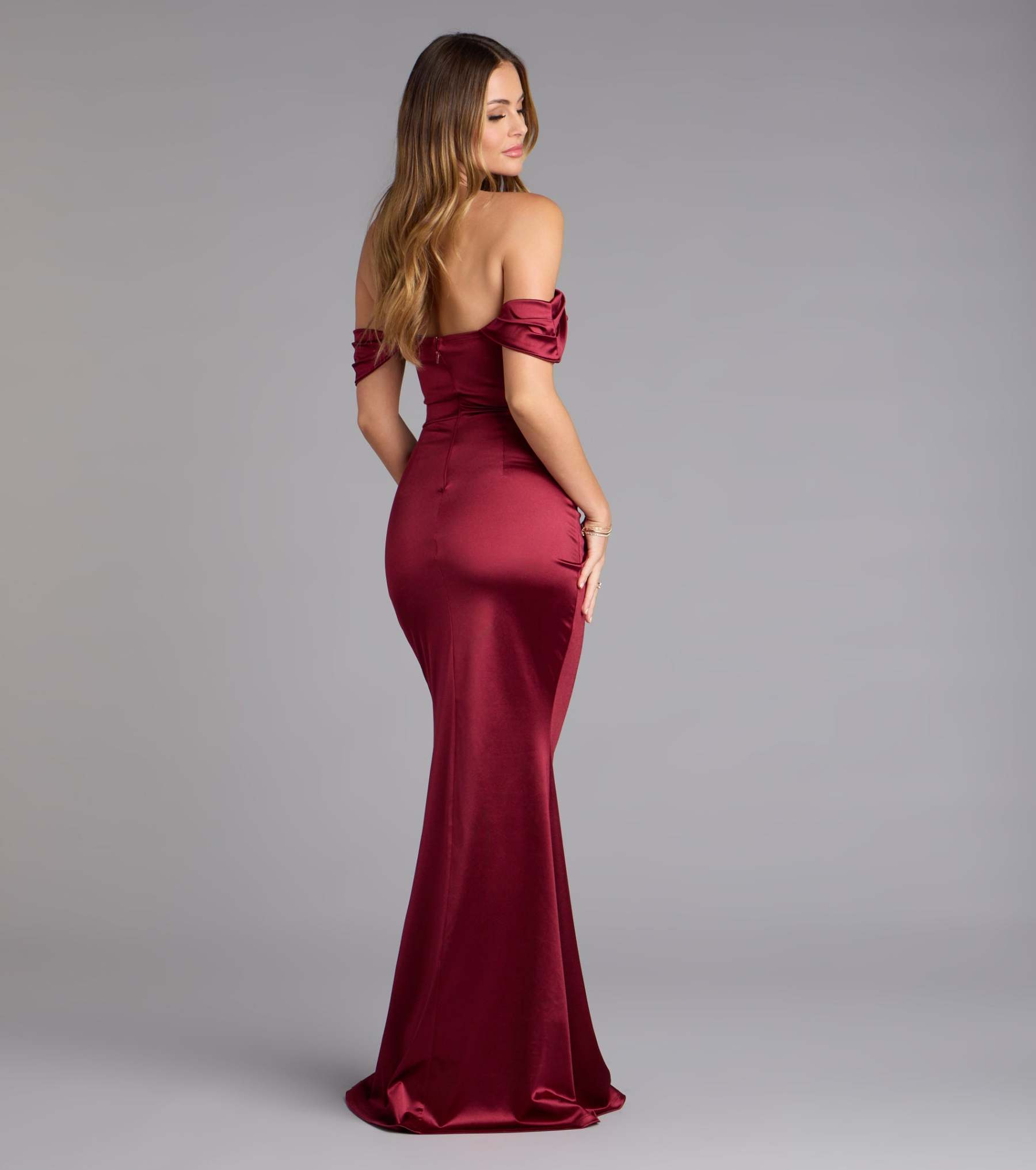 The Belinda Off-The-Shoulder Slit Satin Formal Dress is your new go-to Windsor dress—effortless, versatile, and made to create a formal look for Prom 2026, weddings, or college formals in seconds.