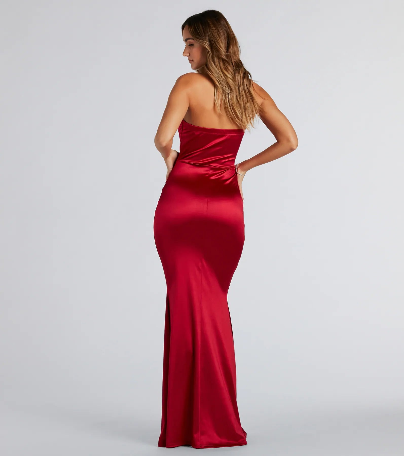 Own your moment in the Priscilla Formal Satin Strapless Mermaid Dressin red, a standout 2026 Prom Dress that captures all the glam and energy of the night.