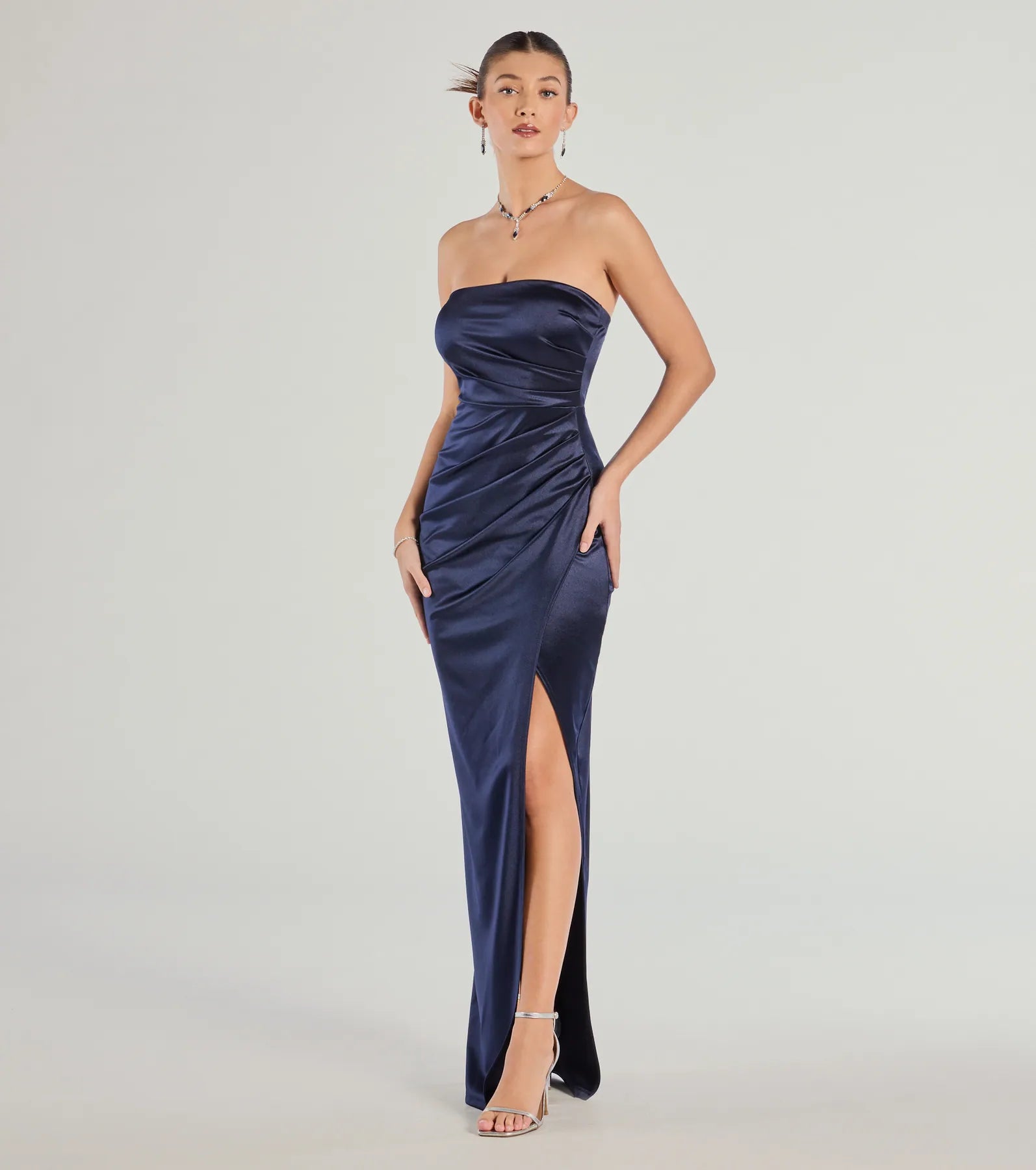 The Lauren Strapless Wrap Slim Satin Formal Dress is your new go-to navy blue dress—effortless, versatile, and made to update your style for Prom 2026 in seconds.
