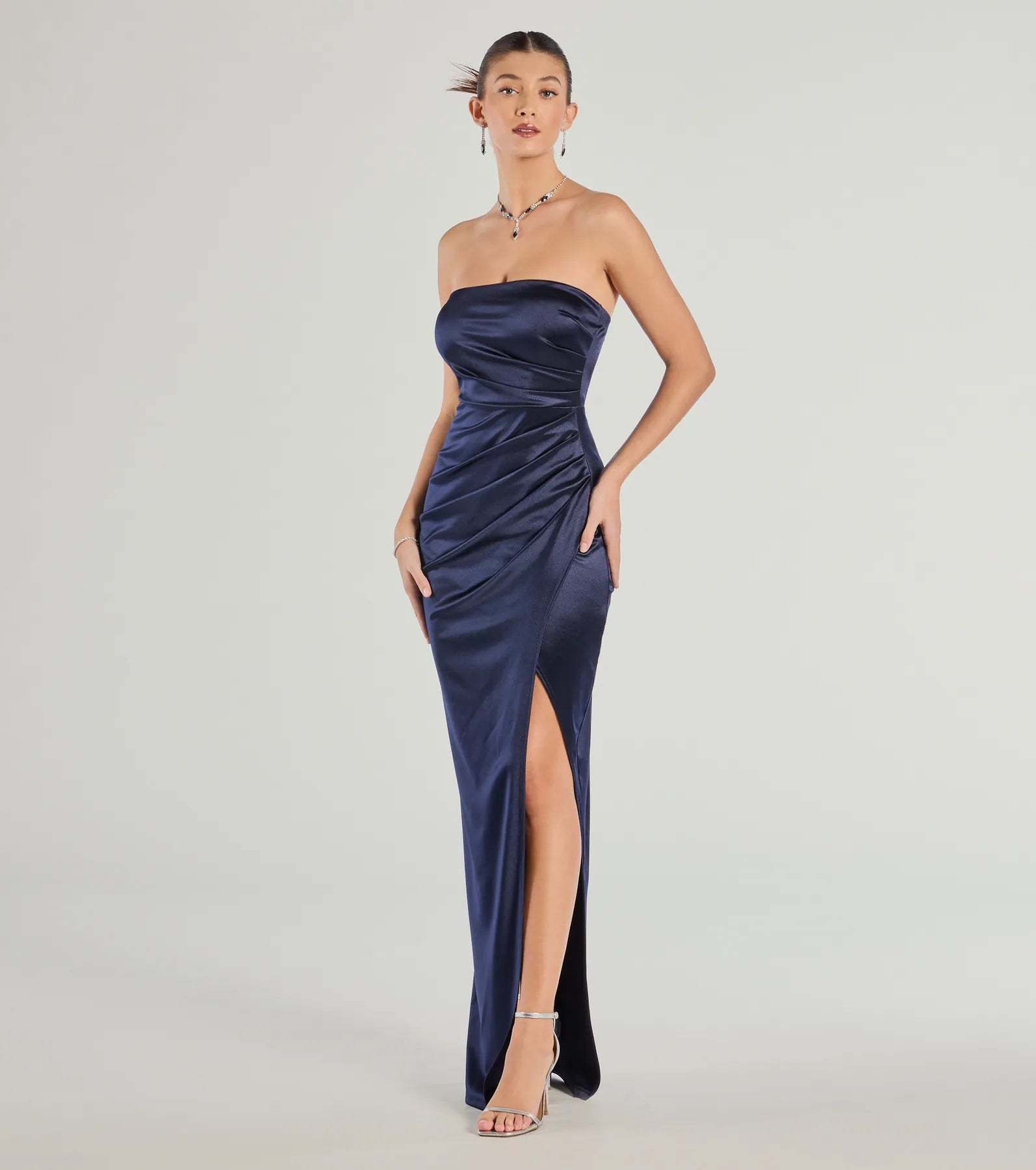 The Lauren Strapless Wrap Slim Satin Formal Dress is your new go-to navy blue dress—effortless, versatile, and made to update your style for Prom 2026 in seconds.