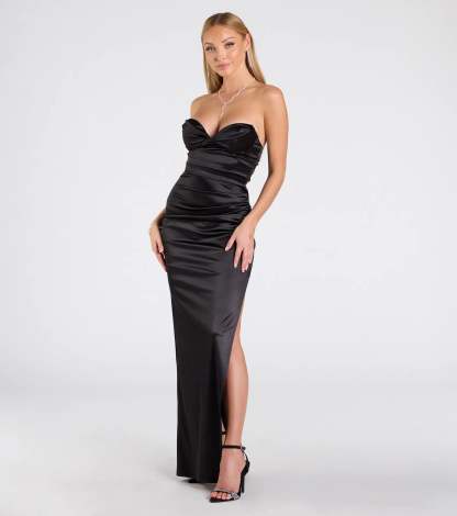 Feel polished and confident in the Noel Strapless Sweetheart Slit Satin Formal Dress, a black prom dress designed with luxe fabric and modern detail that shows off your vibe.