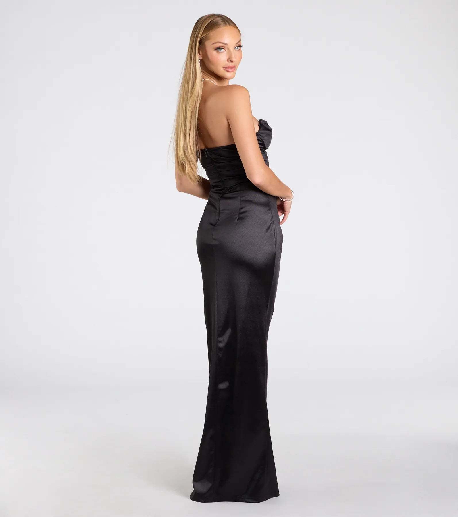 The Noel Strapless Sweetheart Slit Satin Formal Dress is a show-stopping black prom dress, offering a sleek, slimming silhouette that enhances your natural beauty for an unforgettable night.