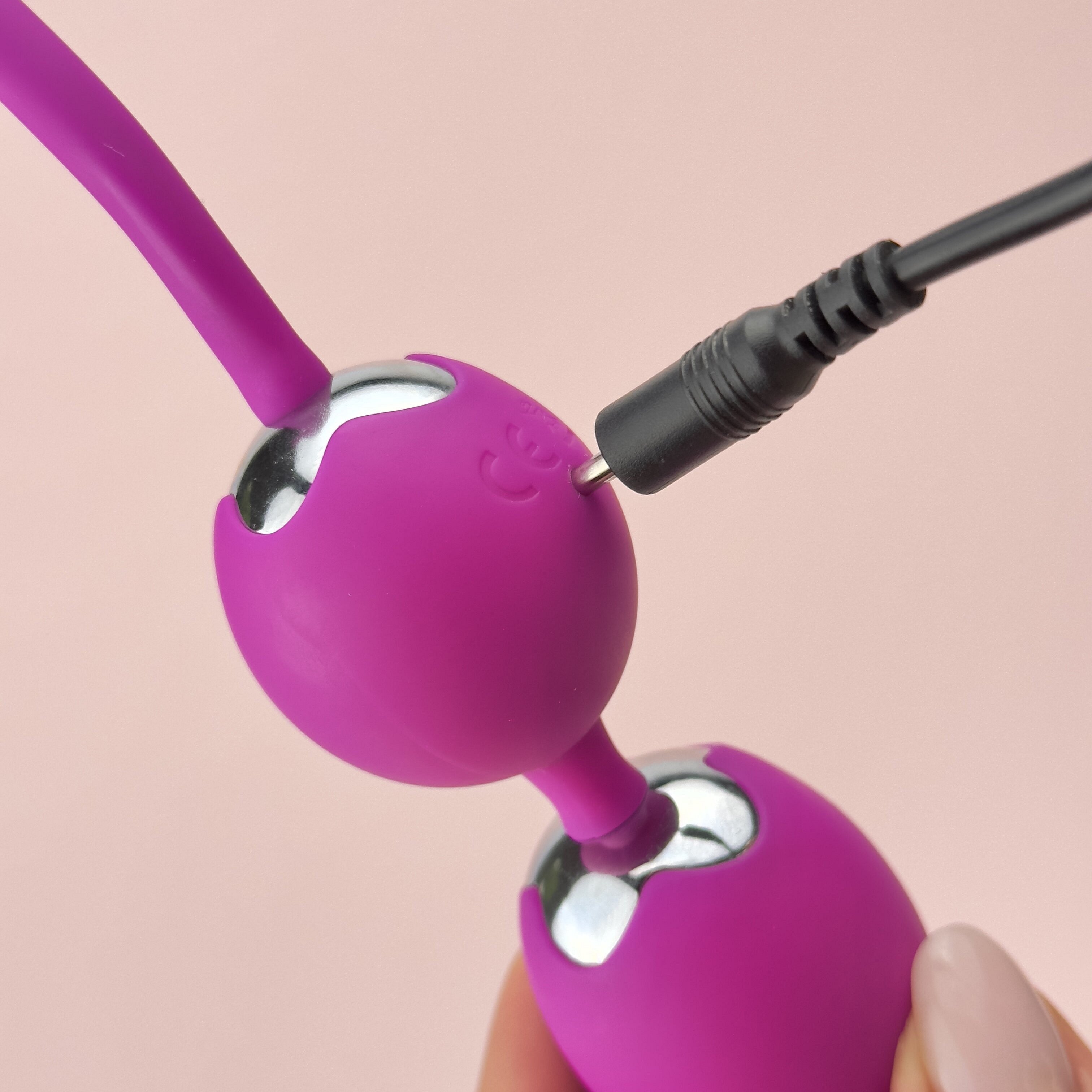 Quiver Vibrating Spheres Remote Control Egg Vibrator product image 3