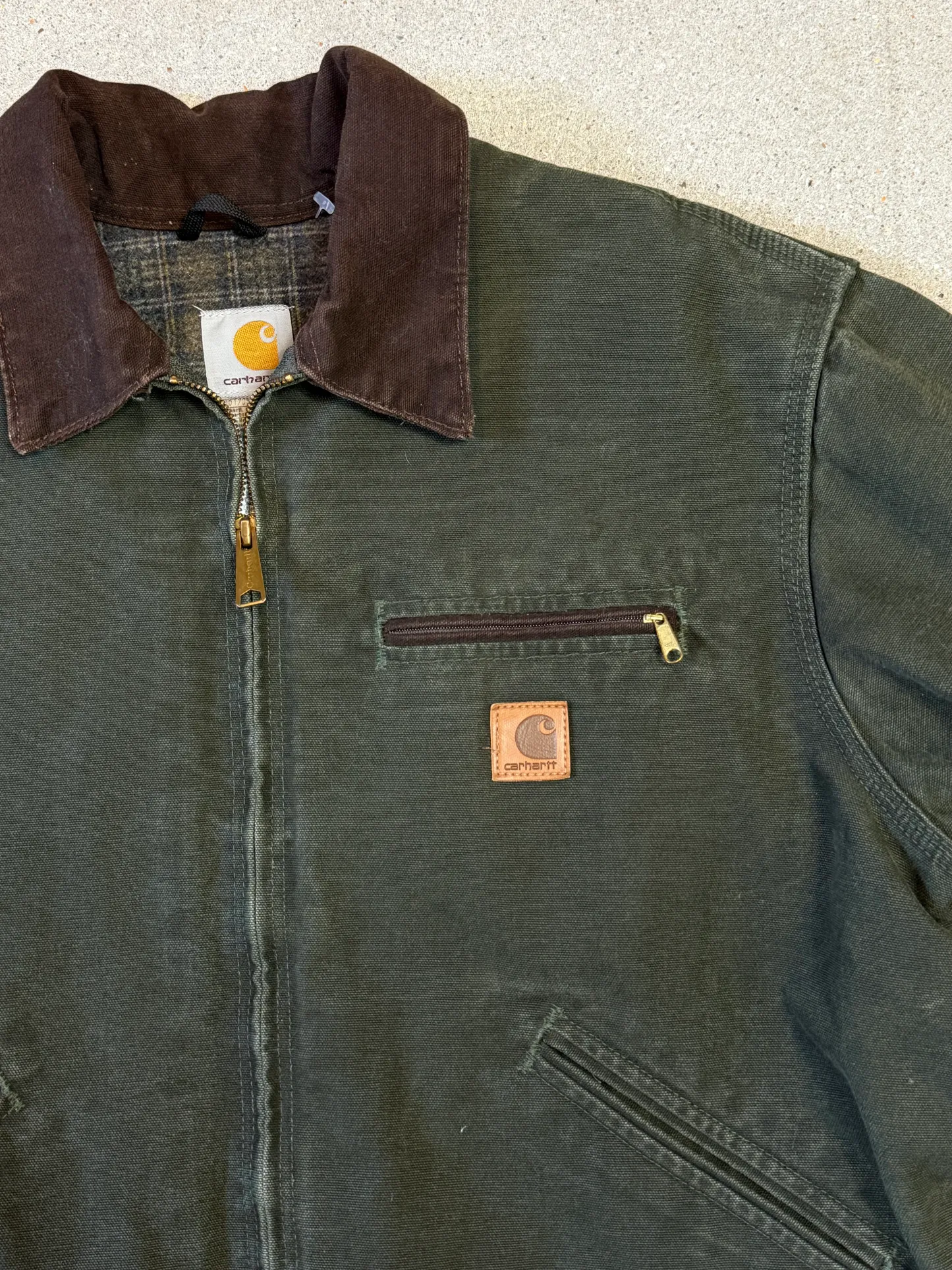 Rare 1990s Carhartt Detroit Jacket J97 MOS faded forest green / brown contrast collar (size L) (size Large regular)