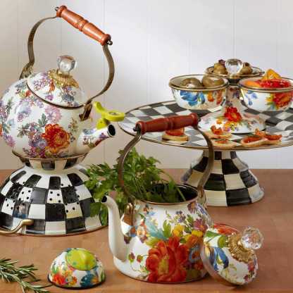 Flower Market White Enamel Tea Kettle by Mackenzie-Childs 1,89L