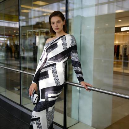 Black-and-white geometric-patterned slouch-shouldered women‘s dress Long-sleeved, body-fitting, hip-length skirt