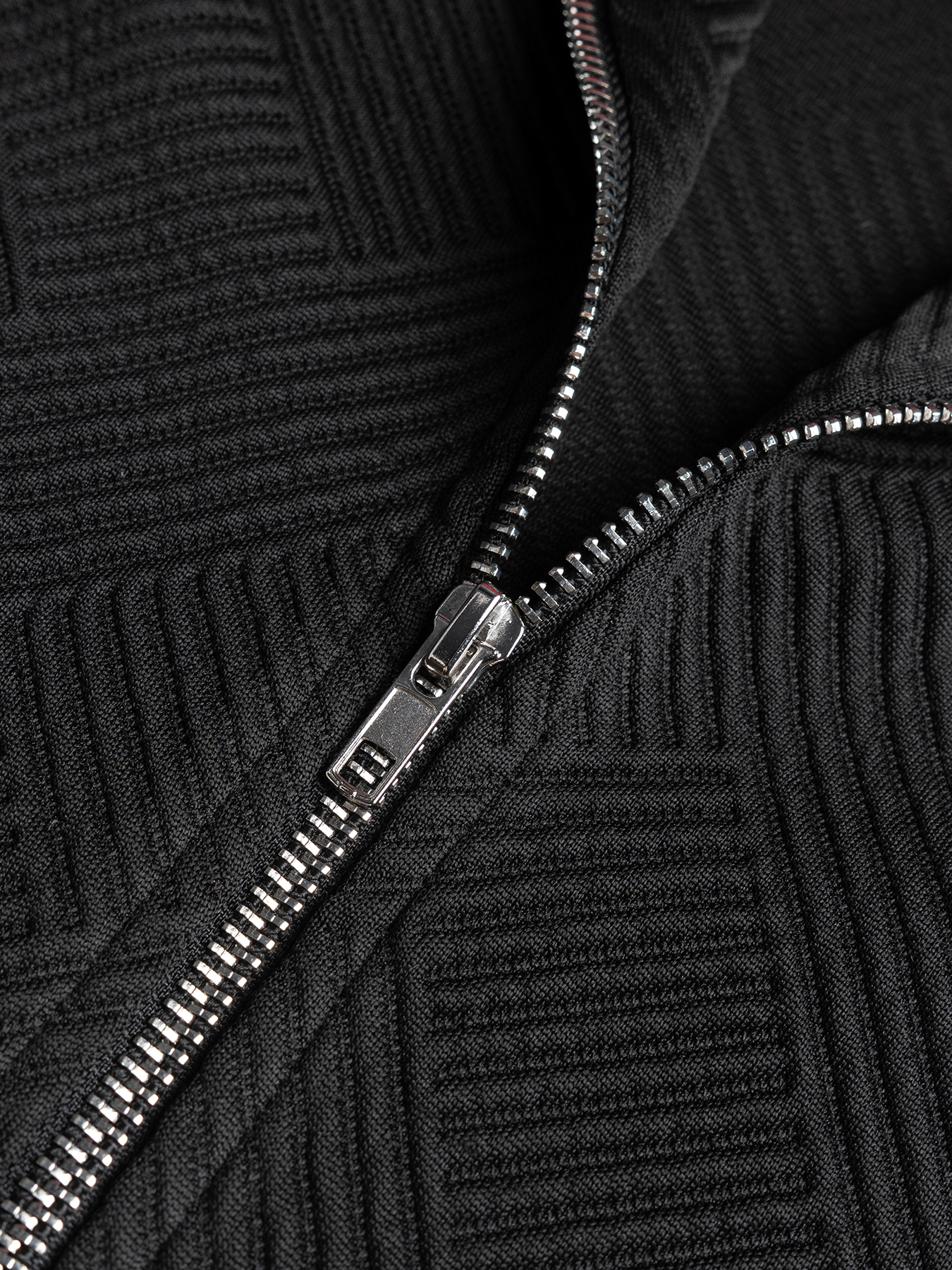 Chaqueta de motociclista texturizada negra con cremalleras metálicas y detalles angulosos-Aegean-sea