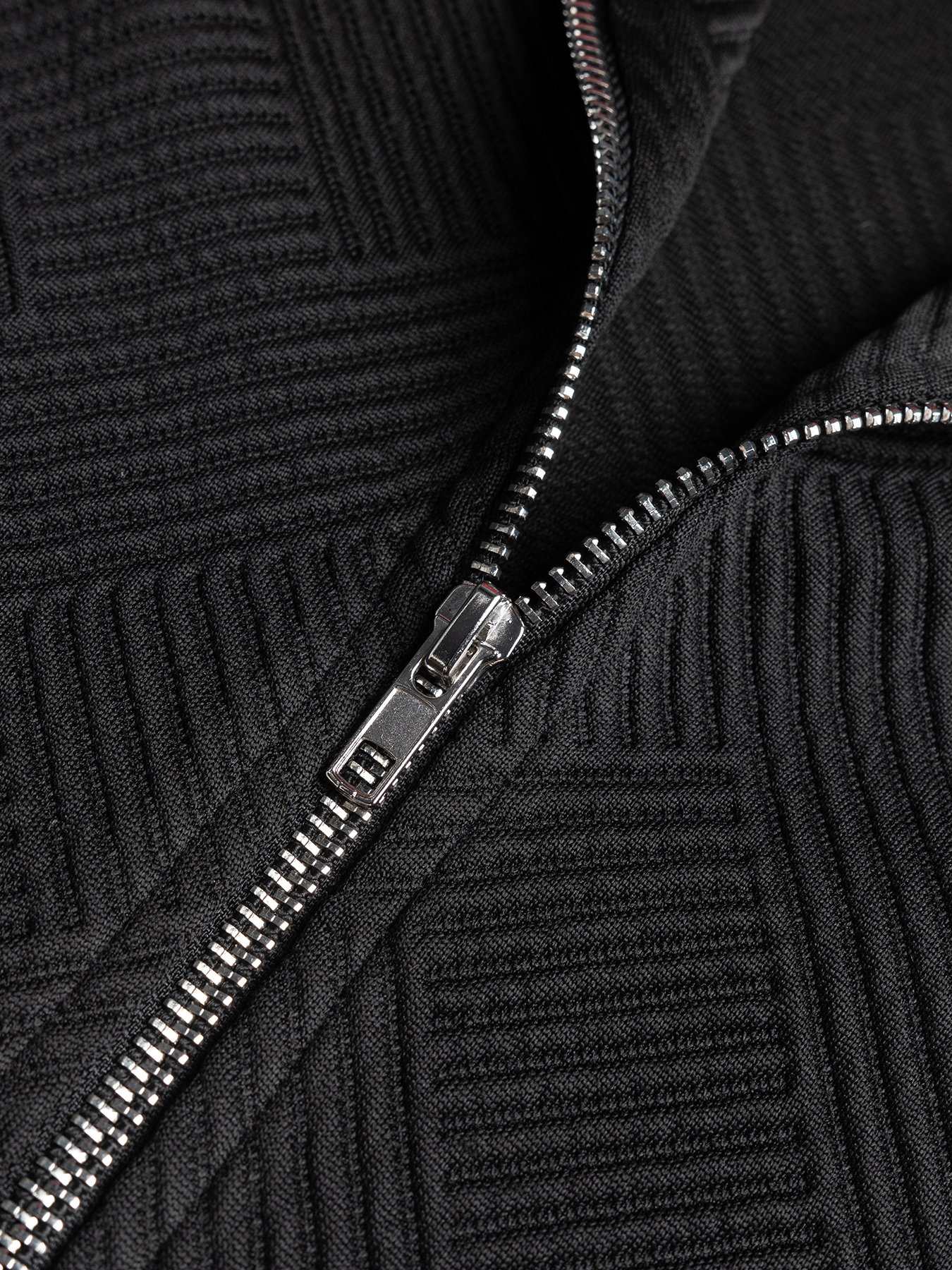 Chaqueta de motociclista texturizada negra con cremalleras metálicas y detalles angulosos-Aegean-sea