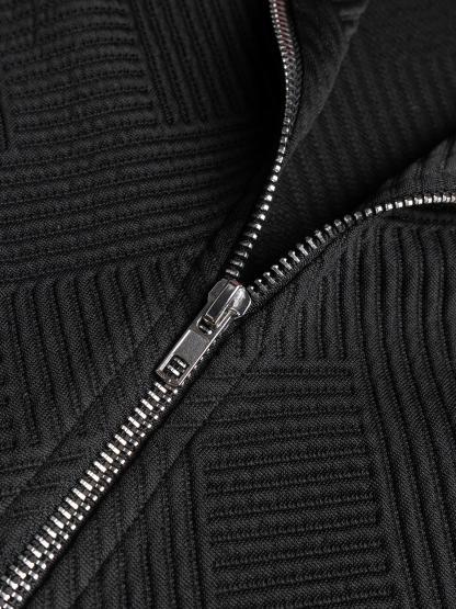 Chaqueta de motociclista texturizada negra con cremalleras metálicas y detalles angulosos-Aegean-sea