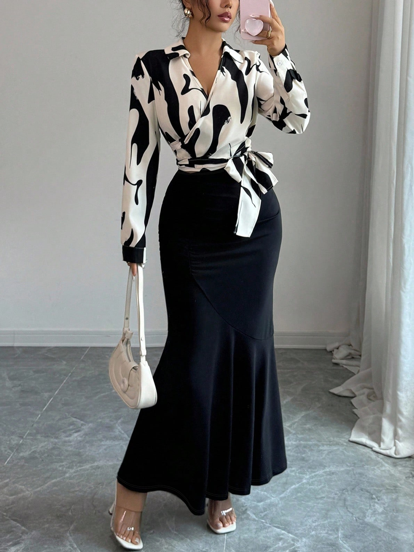 Set de dos piezas Blusa envolvente con estampado abstracto blanco y negro y minifalda de sirena arremolinada-Aegean-sea