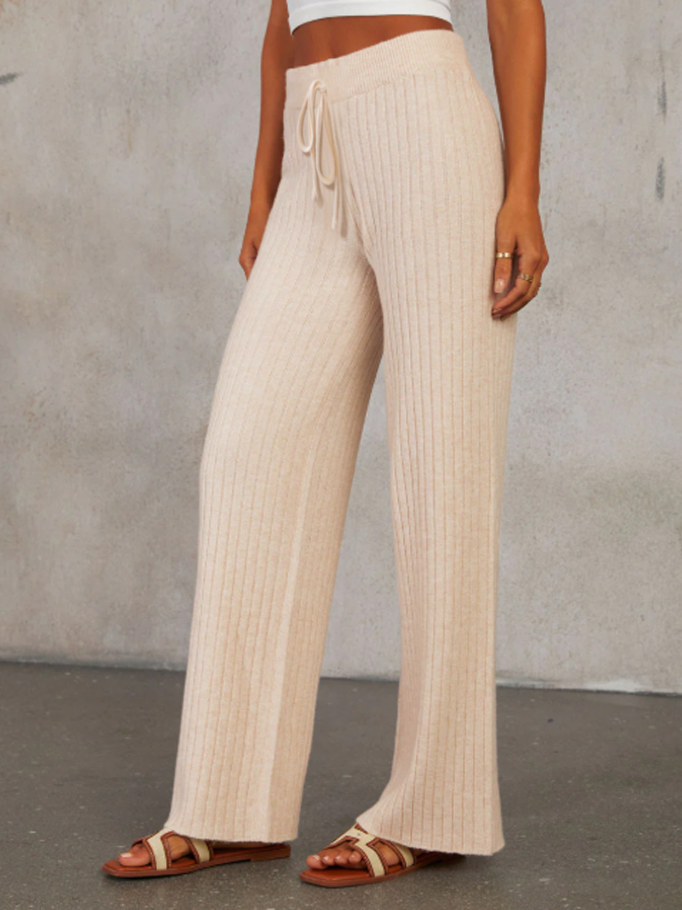 Beige-white V-neck pinstripe knit suit, loose-fitting long-sleeved shirt, belted wide-legged pants