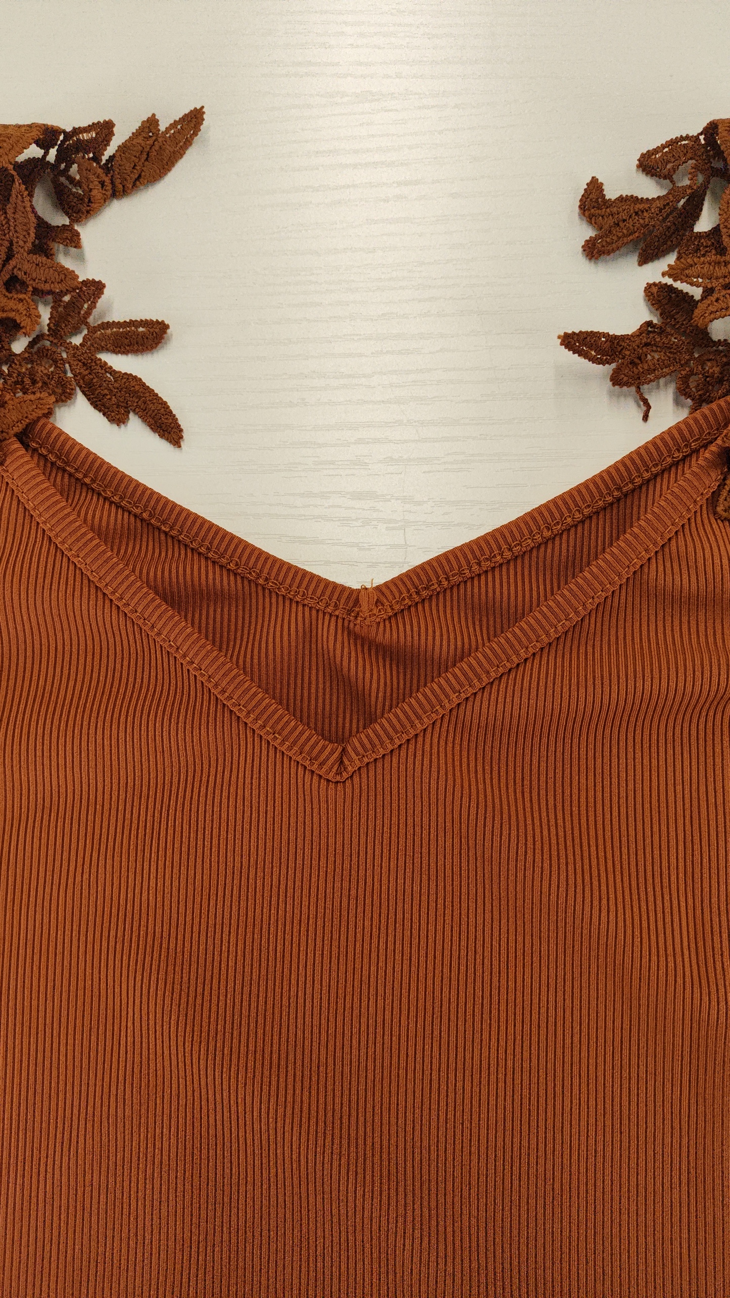 Top femenino marrón sin hombros con tirantes adornados con encaje-Aegean-sea