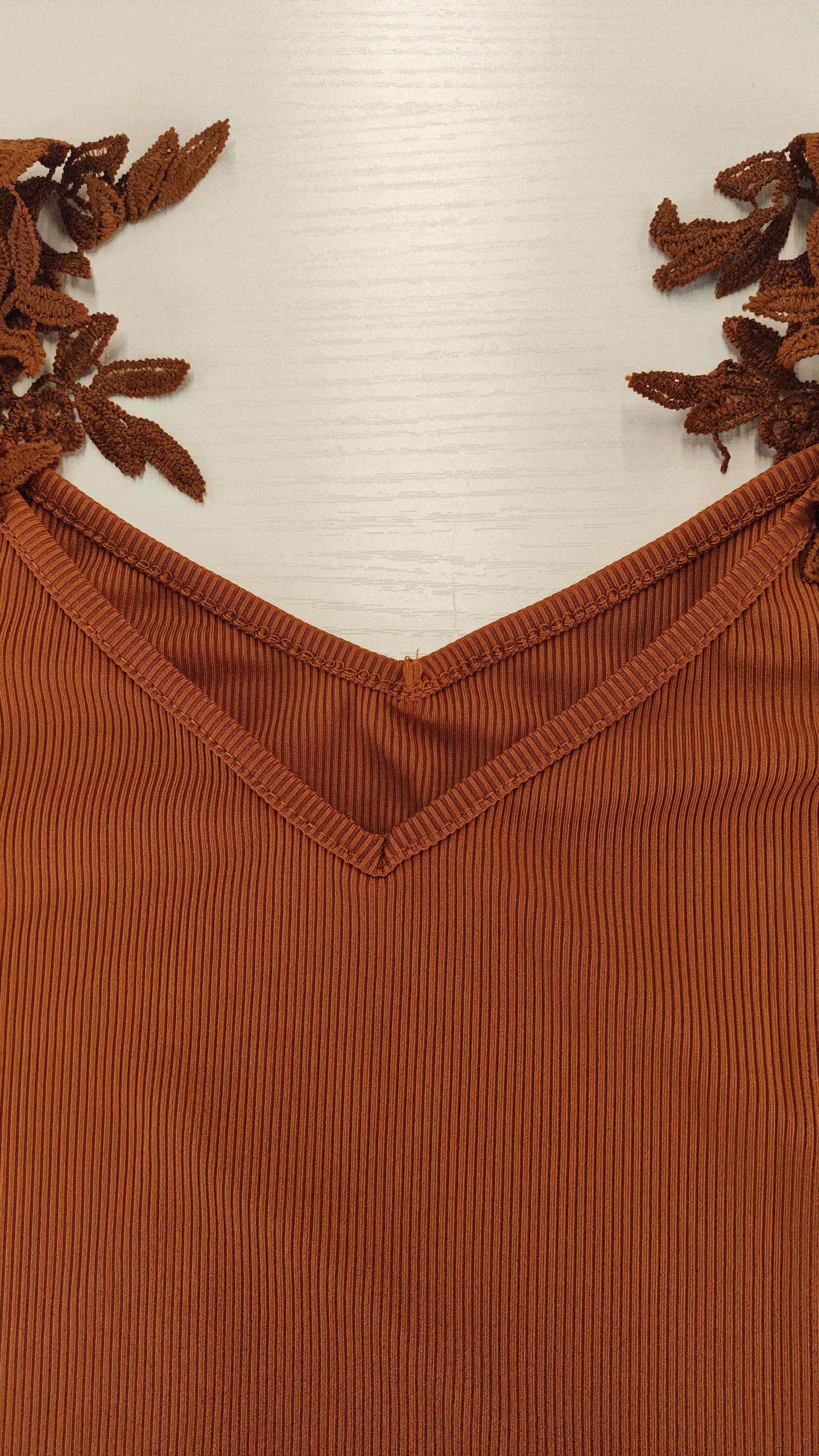 Top femenino marrón sin hombros con tirantes adornados con encaje-Aegean-sea