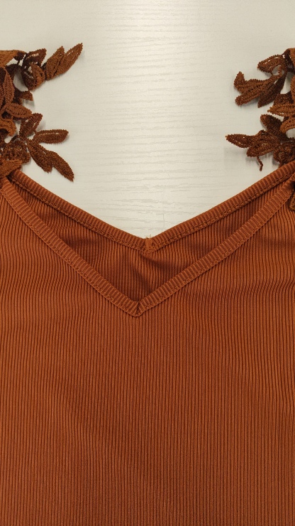 Top femenino marrón sin hombros con tirantes adornados con encaje-Aegean-sea