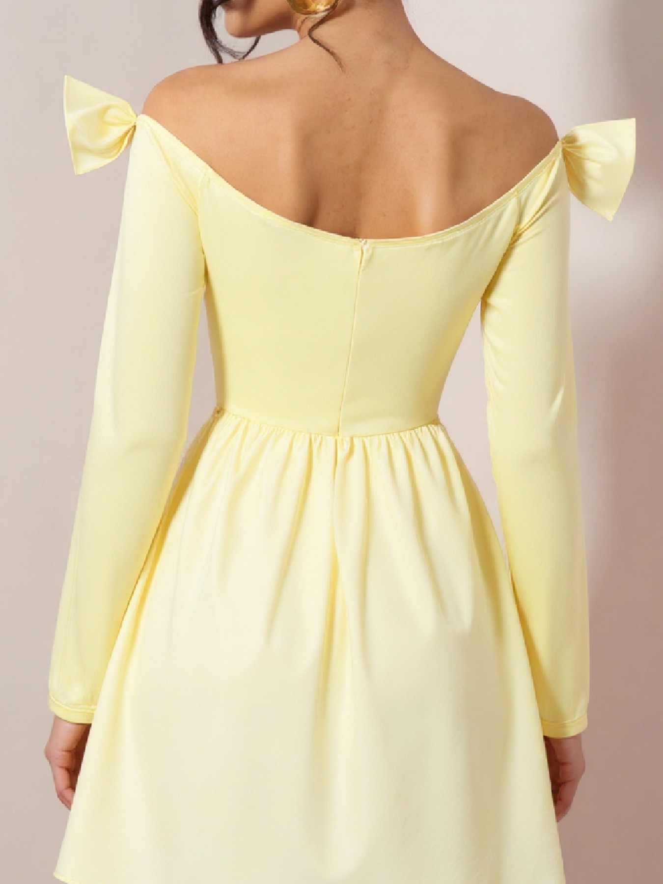Yellow single-shoulder butterfly-tied dress Long-sleeved, waist-length, wide-waisted dress