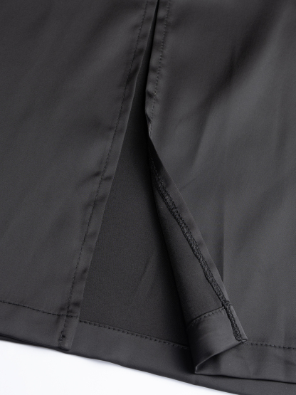 Falda corta de satén negro para mujer-Detalle con ruchedura y abertura trasera-Aegean-sea