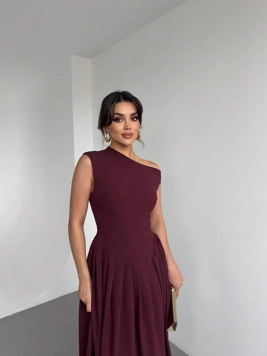 Wine-red slant-shouldered, wide-waisted long skirt, banquet-style body-fitting dress
