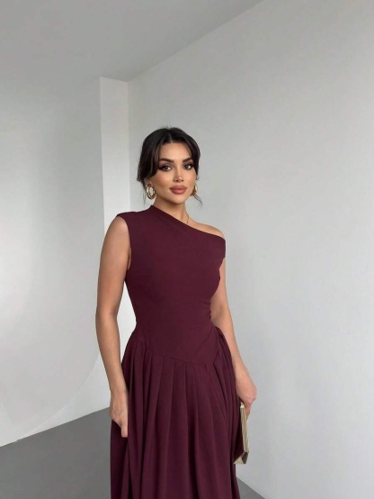 Wine-red slant-shouldered, wide-waisted long skirt, banquet-style body-fitting dress