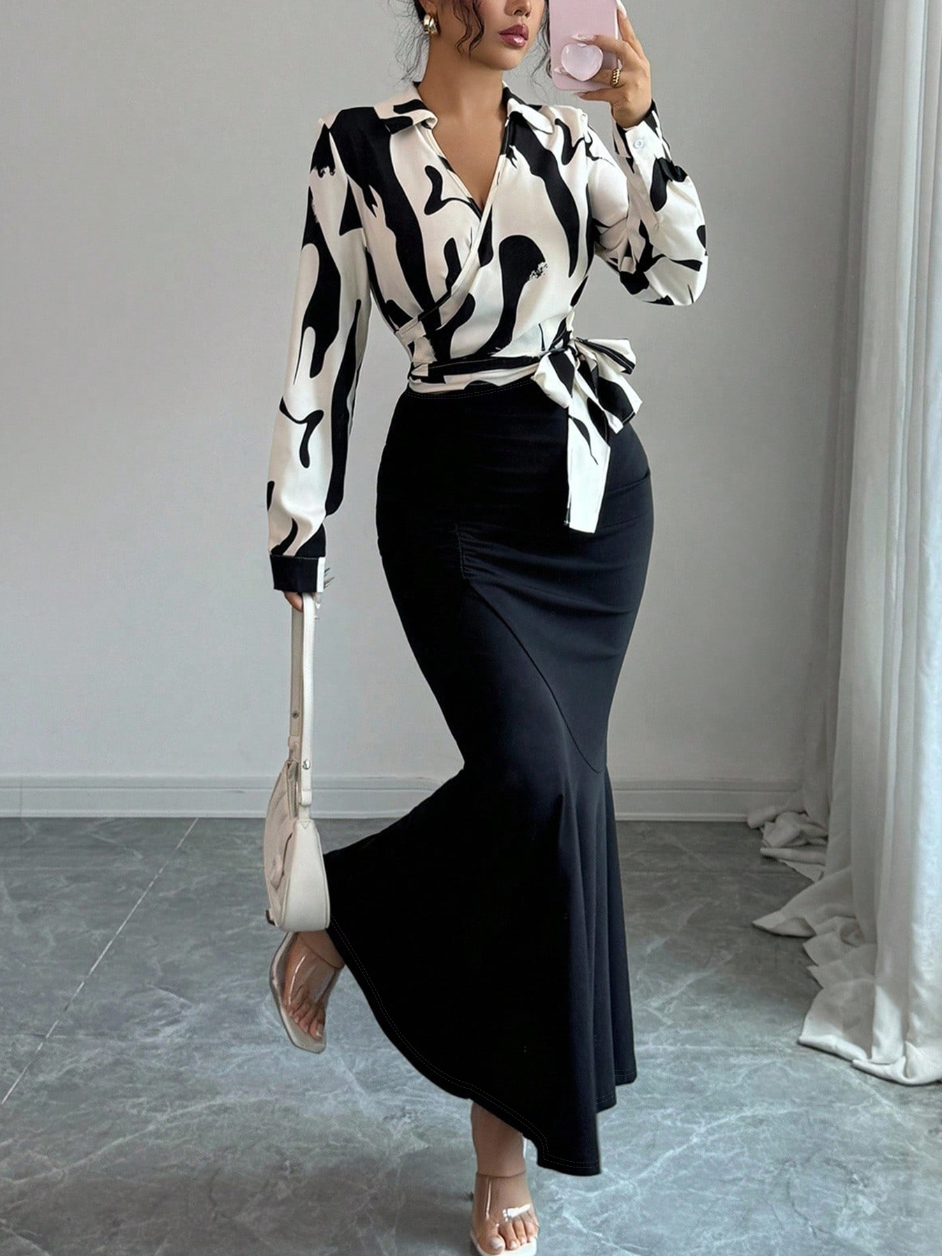 Set de dos piezas Blusa envolvente con estampado abstracto blanco y negro y minifalda de sirena arremolinada-Aegean-sea