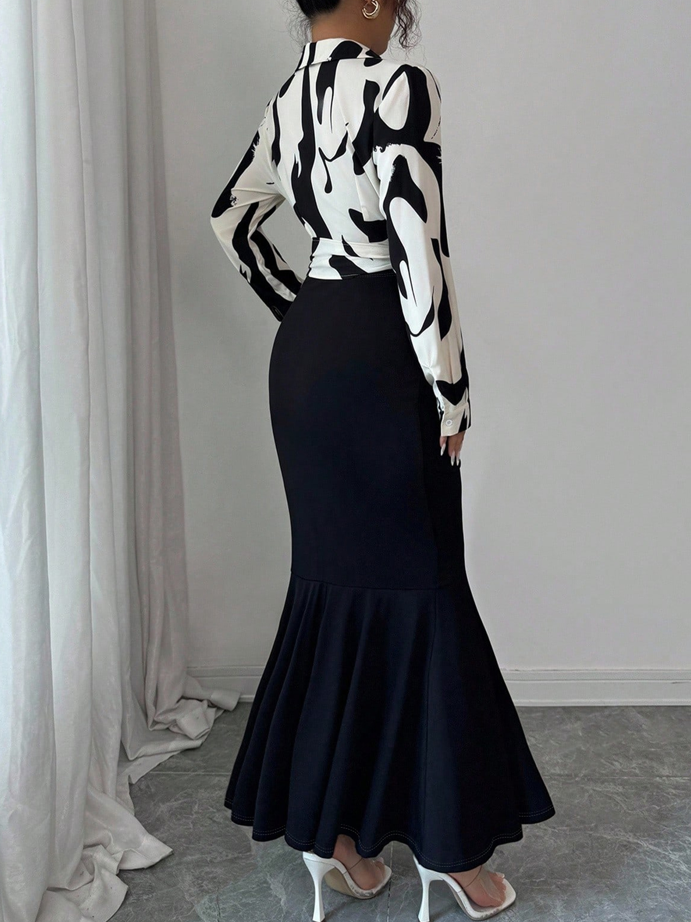 Set de dos piezas Blusa envolvente con estampado abstracto blanco y negro y minifalda de sirena arremolinada-Aegean-sea