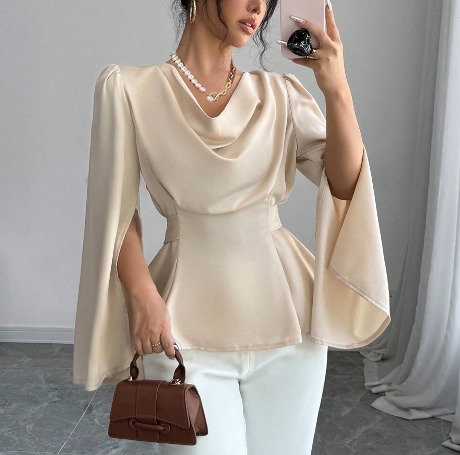 Top Peplum de cuello alto de satén beige para mujer con mangas acampanadas-Aegean-sea