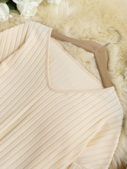 Beige-white V-neck pinstripe knit suit, loose-fitting long-sleeved shirt, belted wide-legged pants