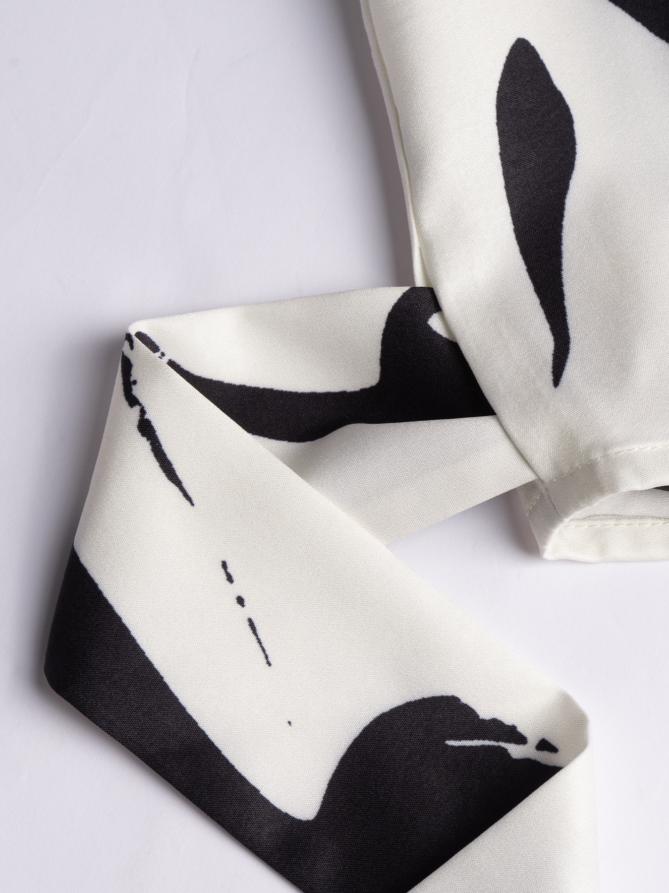 Set de dos piezas Blusa envolvente con estampado abstracto blanco y negro y minifalda de sirena arremolinada-Aegean-sea