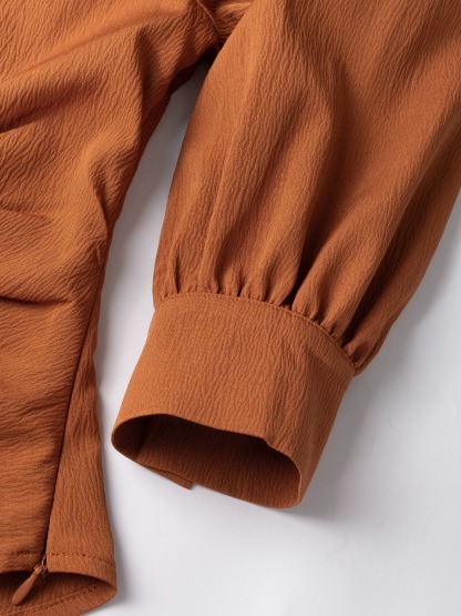 Caramel-colored twisted body shirt, beige-white high-waisted half-skirt button-down suit