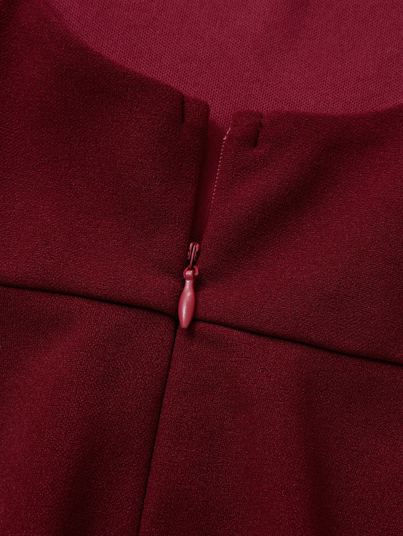 Wine-red boat-collared sleeveless mid-length skirt with flowing waist, a high-end banquet-style dress