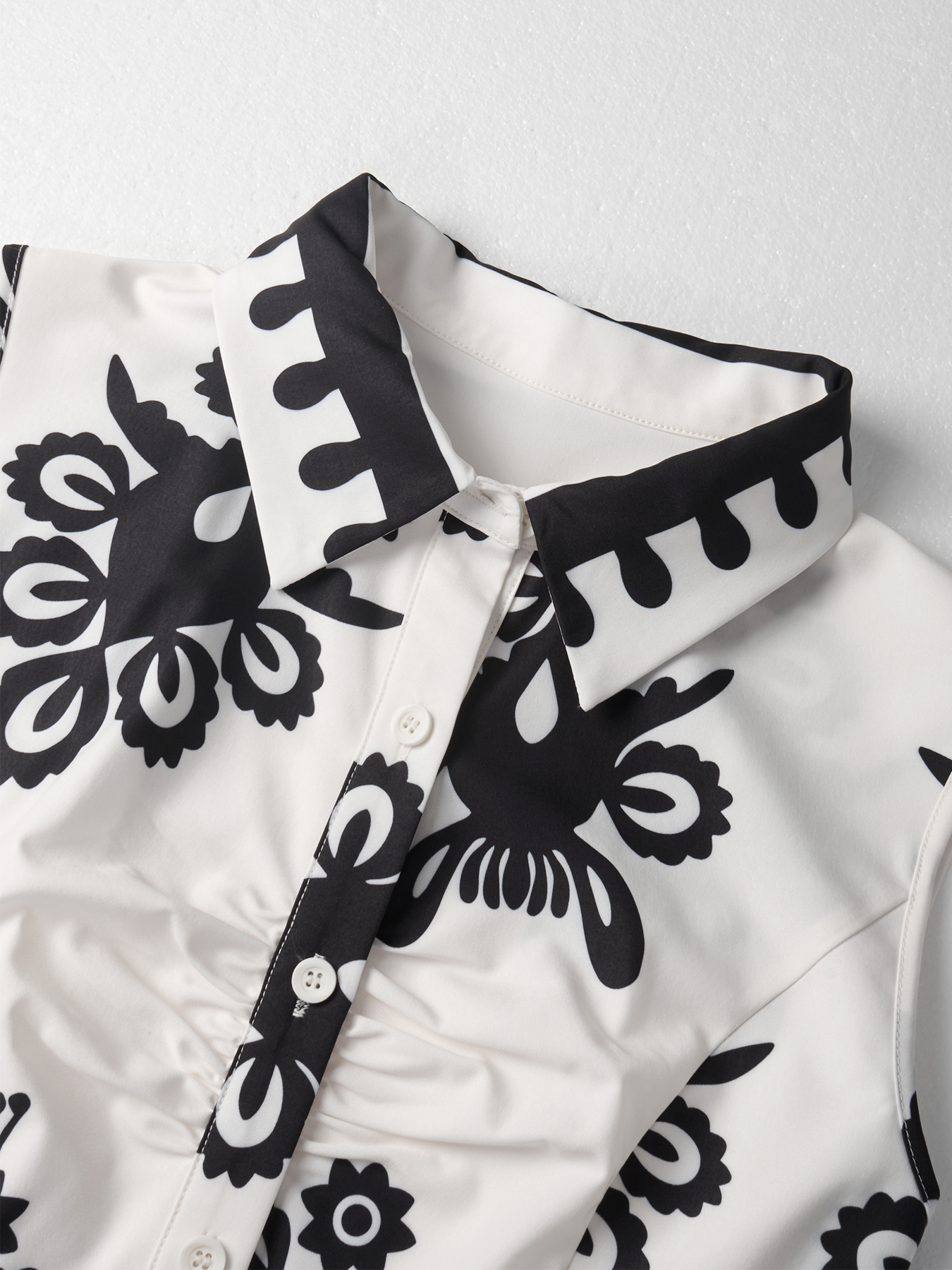 Woman's Vintage Vacation Style Black & White Print Dress: Sleeveless Shirt Collar Waist-Fitted Tie-Waist Mini Dress