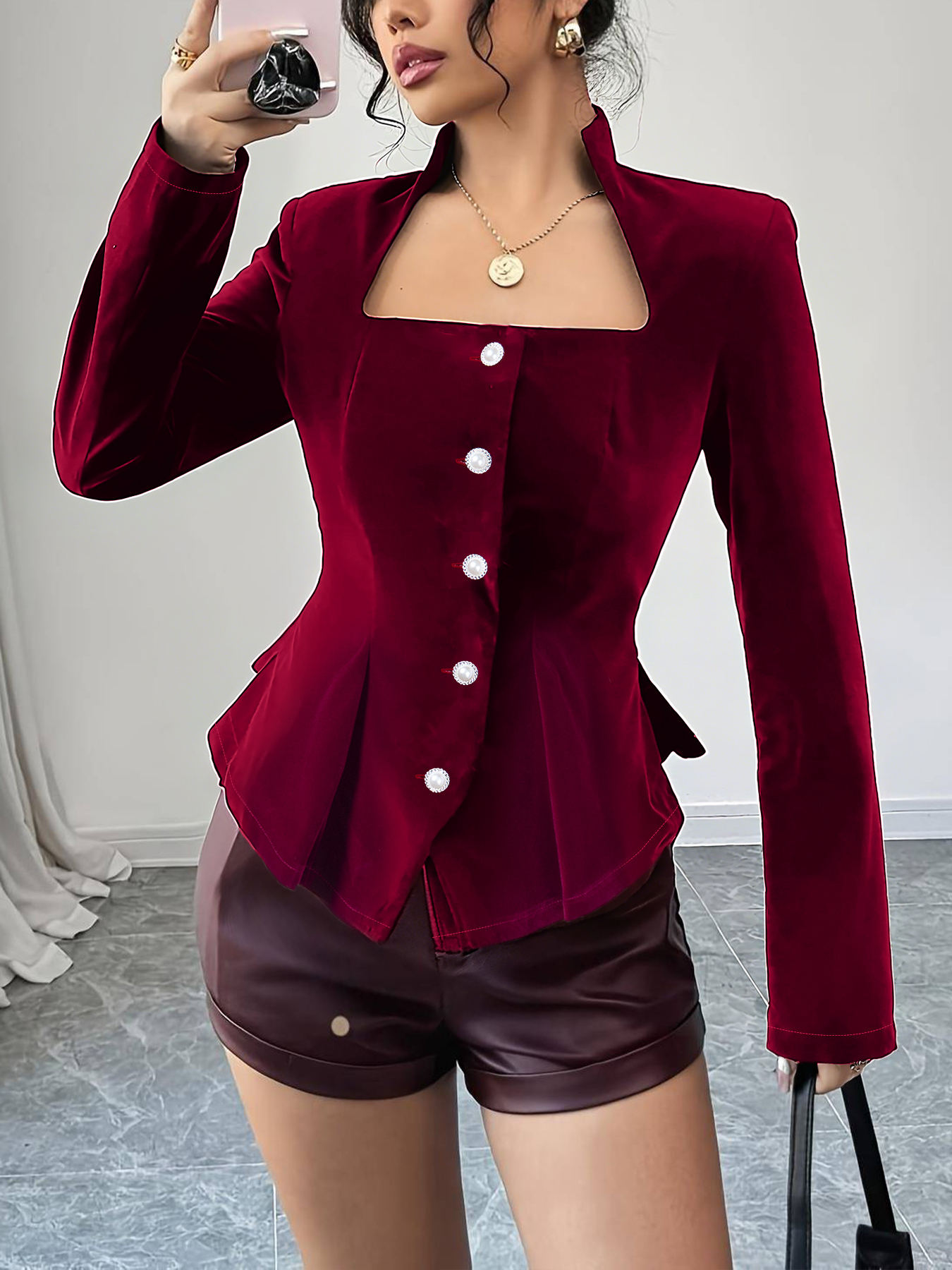 Camiseta de terciopelo de cuello cuadrado para mujer con botones de perla en la parte delantera y dobladillo con volantes.-Aegean-sea