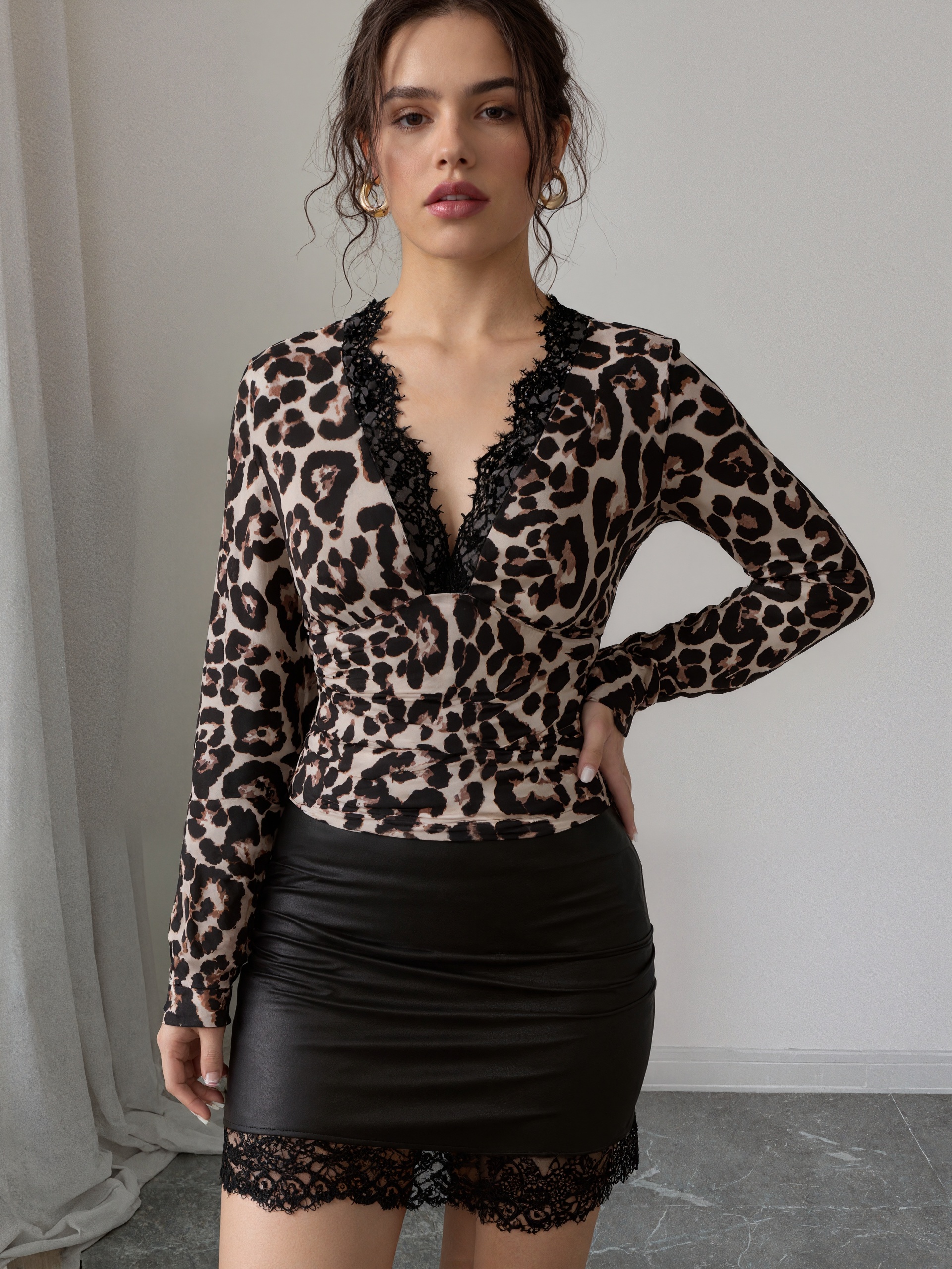 Leopard-patterned lace stitching of two sets Deep V-collared lace waist top + black satin lace short skirt