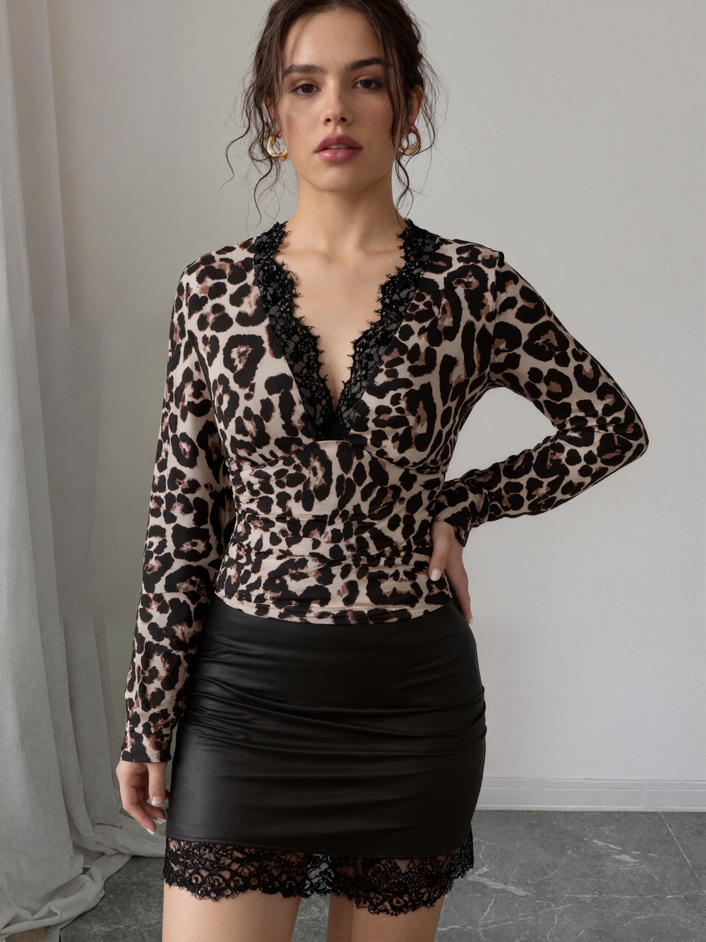 Leopard-patterned lace stitching of two sets Deep V-collared lace waist top + black satin lace short skirt