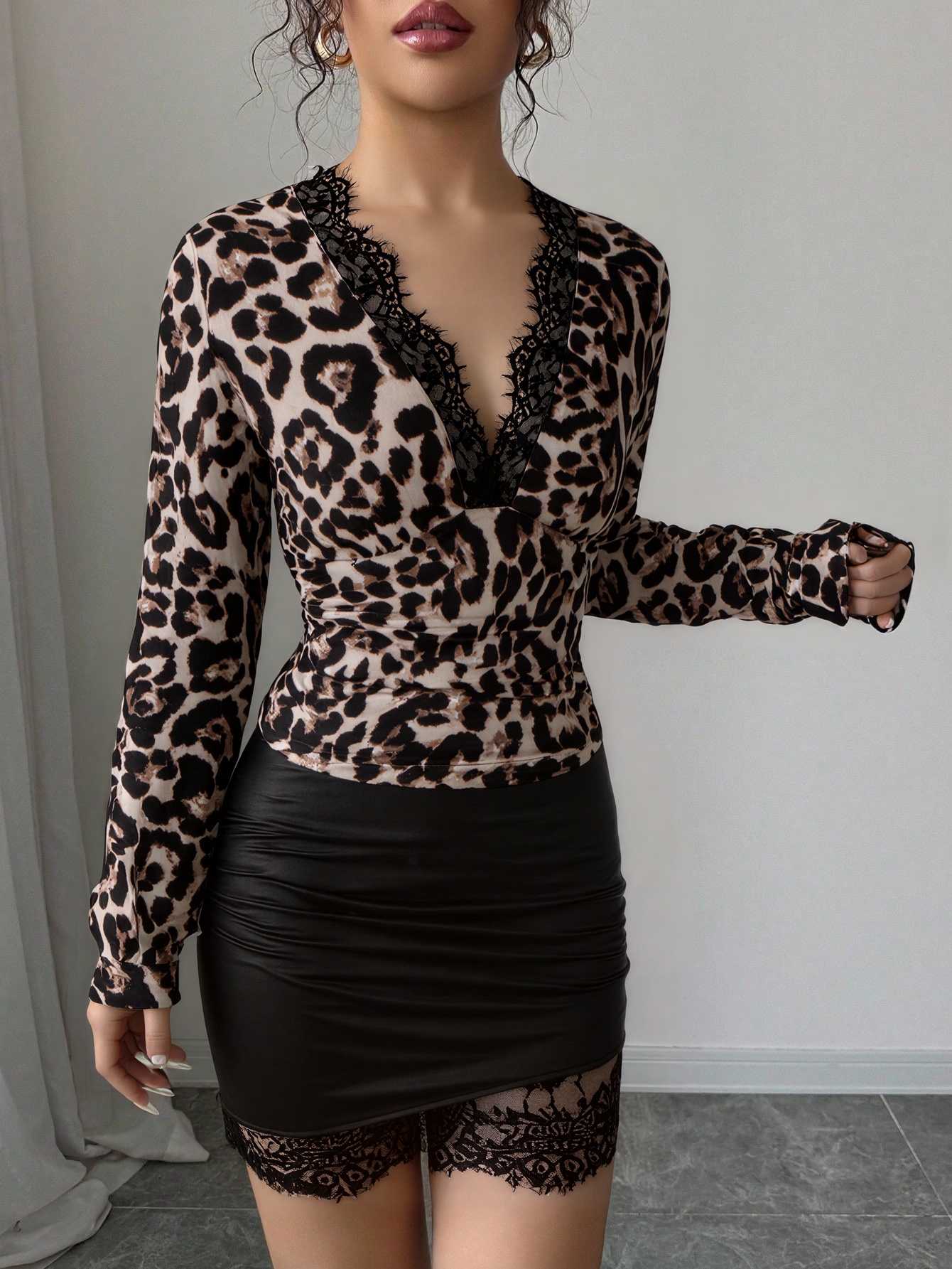 Leopard-patterned lace stitching of two sets Deep V-collared lace waist top + black satin lace short skirt