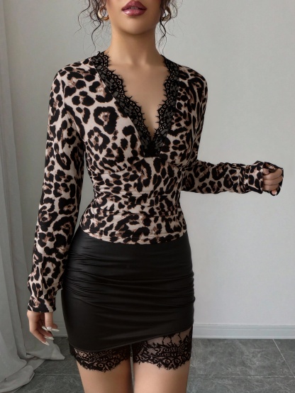 Leopard-patterned lace stitching of two sets Deep V-collared lace waist top + black satin lace short skirt