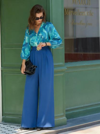 Gradient blue hue stained V-neck shirt, waist-closing metal-buttoned jumpsuit