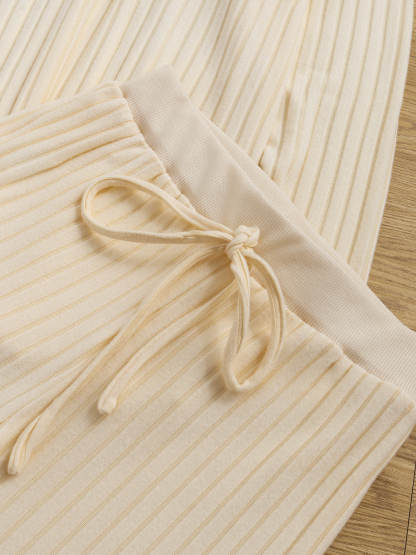 Beige-white V-neck pinstripe knit suit, loose-fitting long-sleeved shirt, belted wide-legged pants