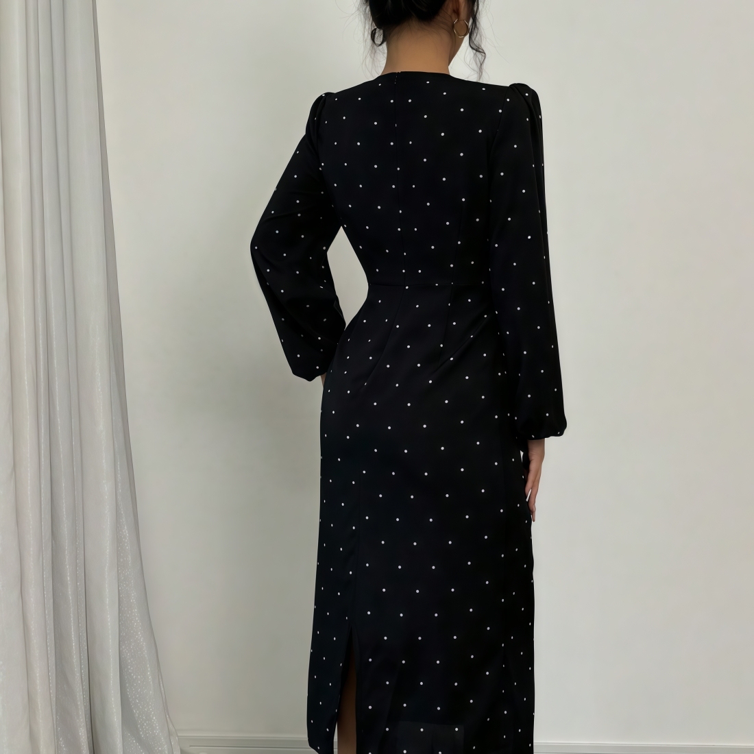 Vestido midi de mujer de polka negra con lunares blancos y mangas abullonadas-Aegean-sea